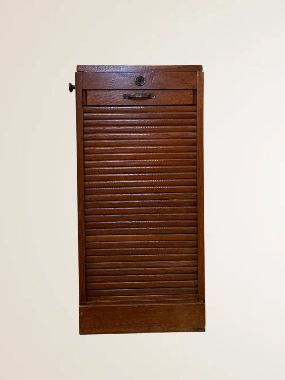 Meuble à rideau bas en bois clair