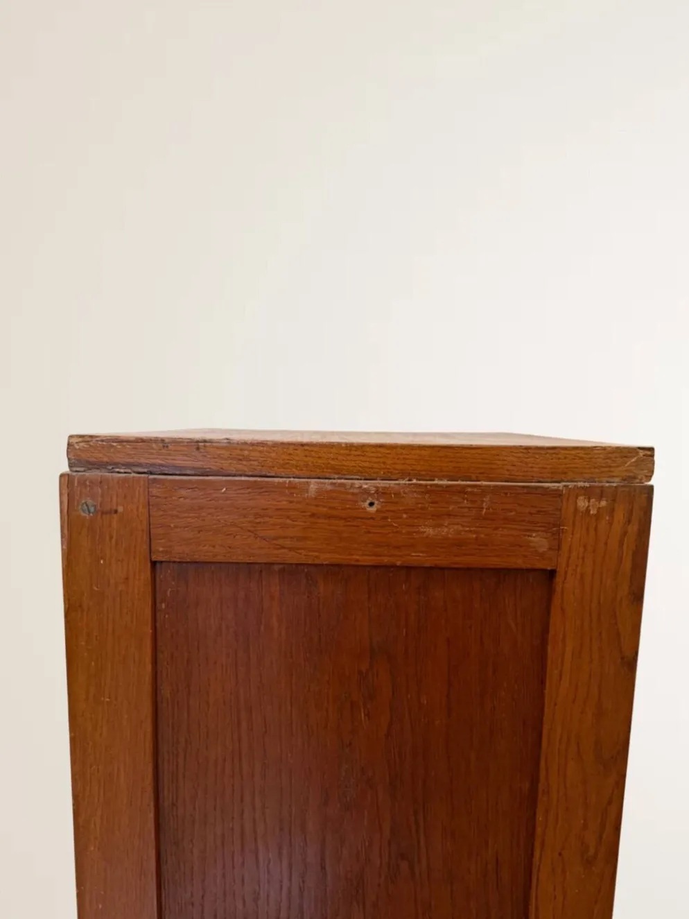 Meuble à rideau bas en bois clair