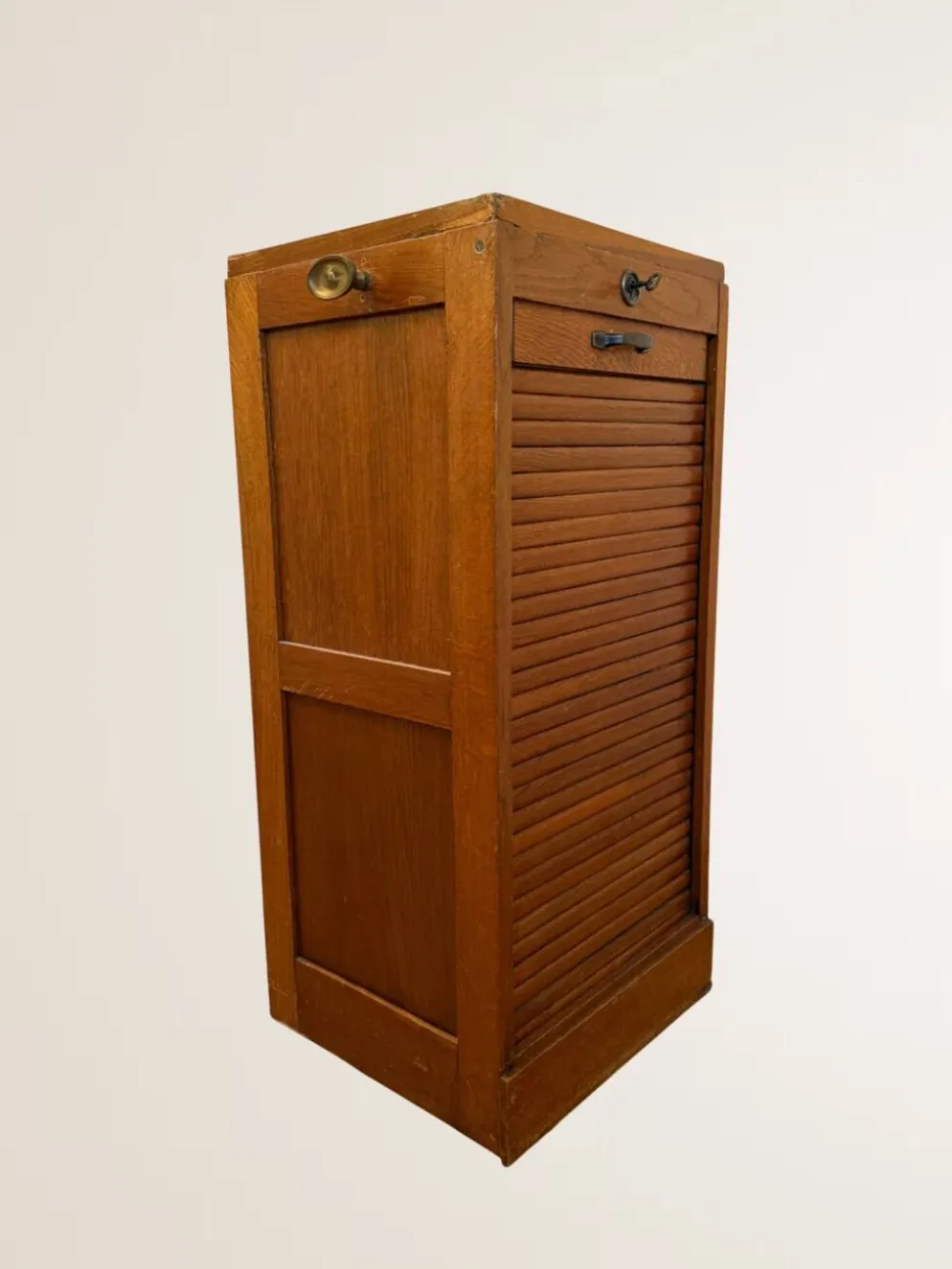 Meuble à rideau bas en bois clair
