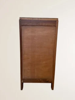 Meuble à rideau bas en bois clair