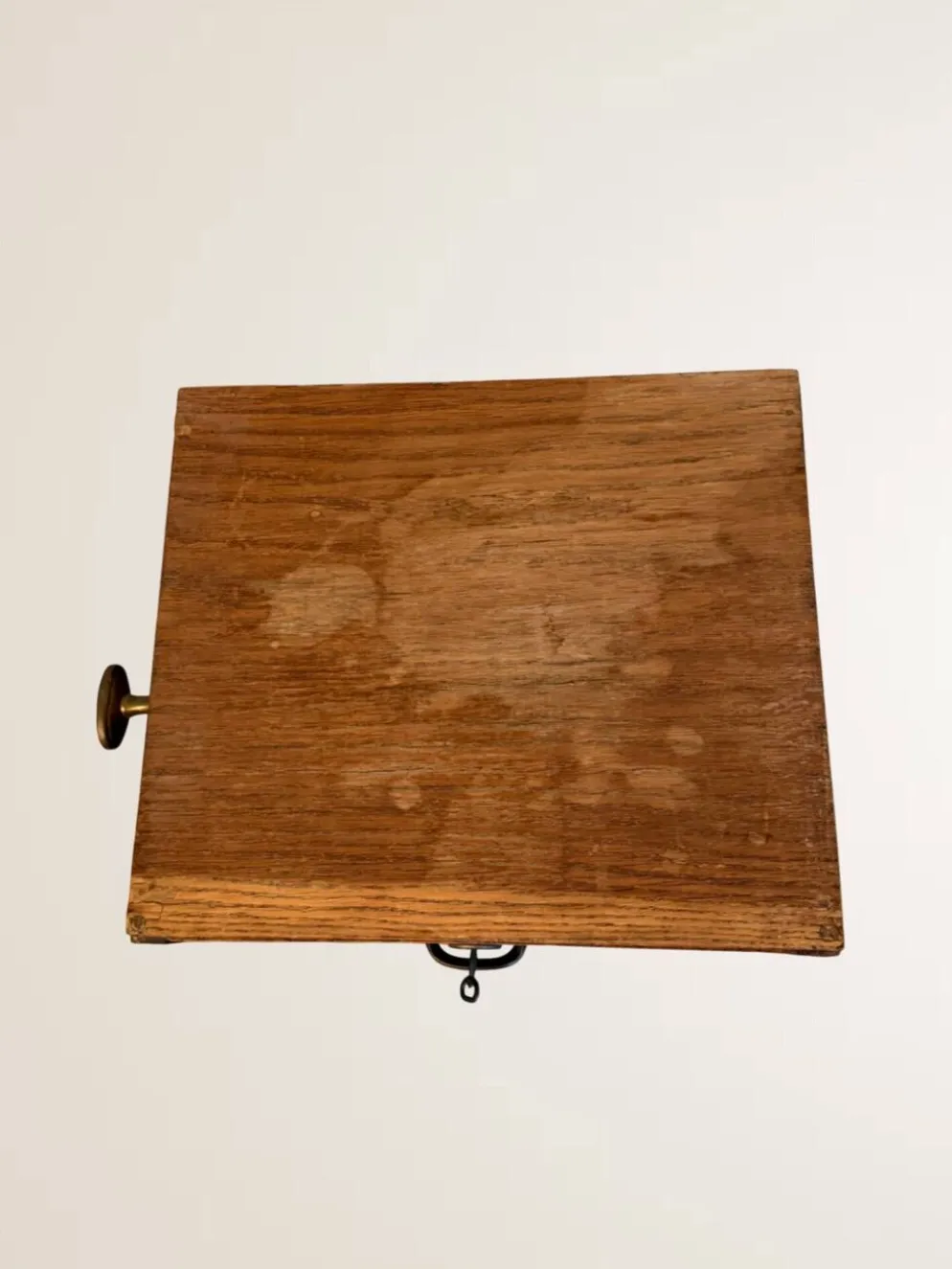 Meuble à rideau bas en bois clair
