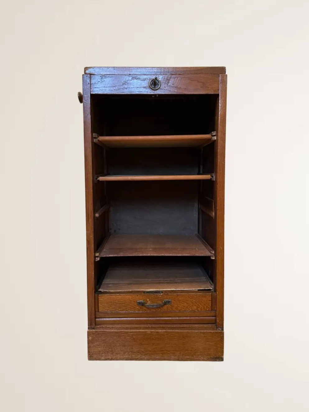 Meuble à rideau bas en bois clair