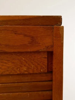 Meuble à rideau bas en bois clair