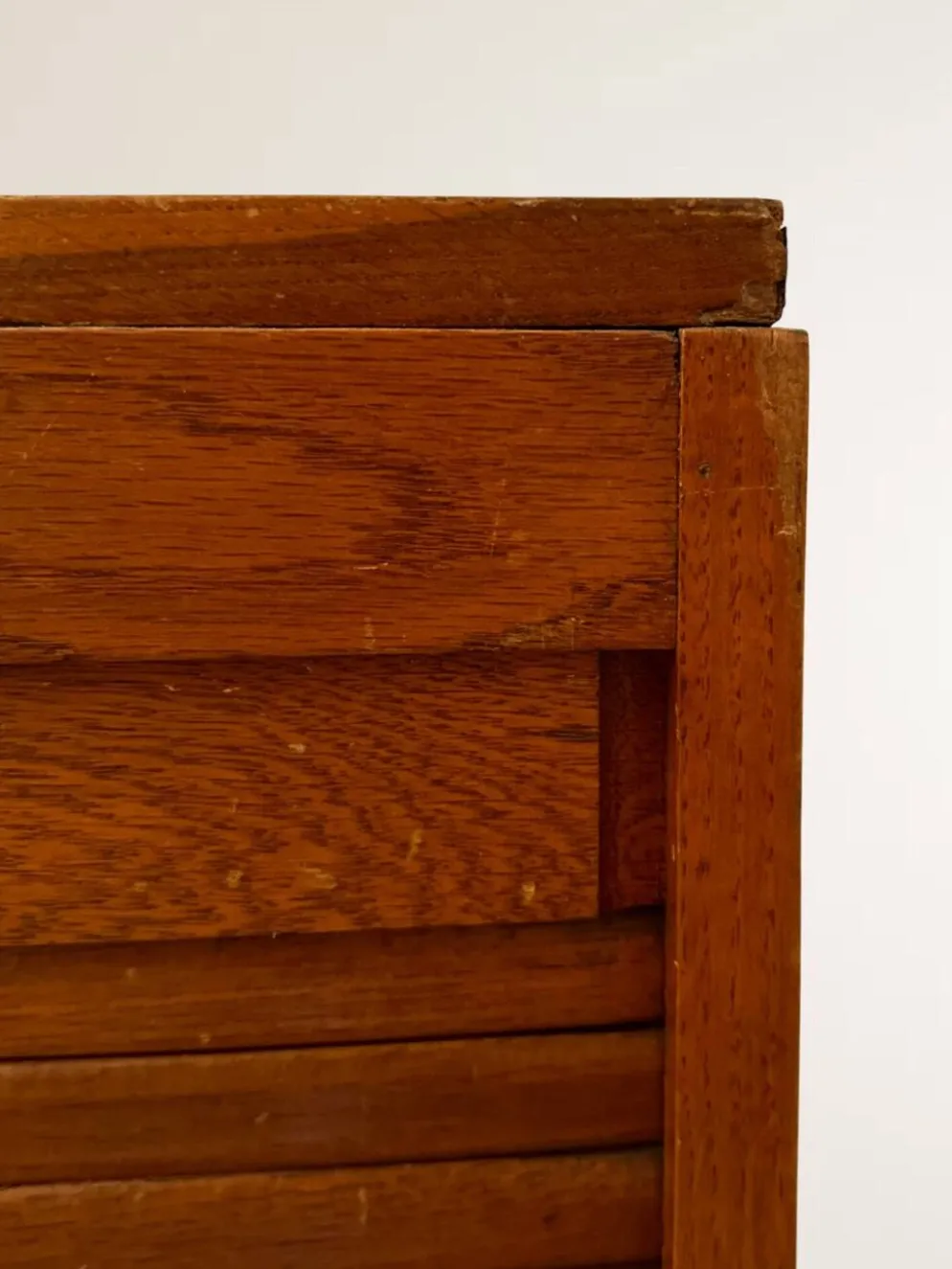 Meuble à rideau bas en bois clair