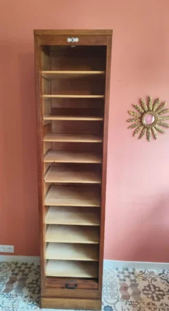 Meuble à rideaux