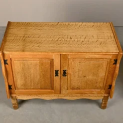 Meubles de chevet ou buffets en chêne de style danois des années 50 par Henning Kjærnulf