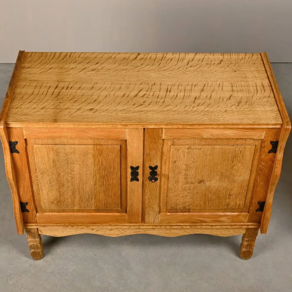 Meubles de chevet ou buffets en chêne de style danois des années 50 par Henning Kjærnulf