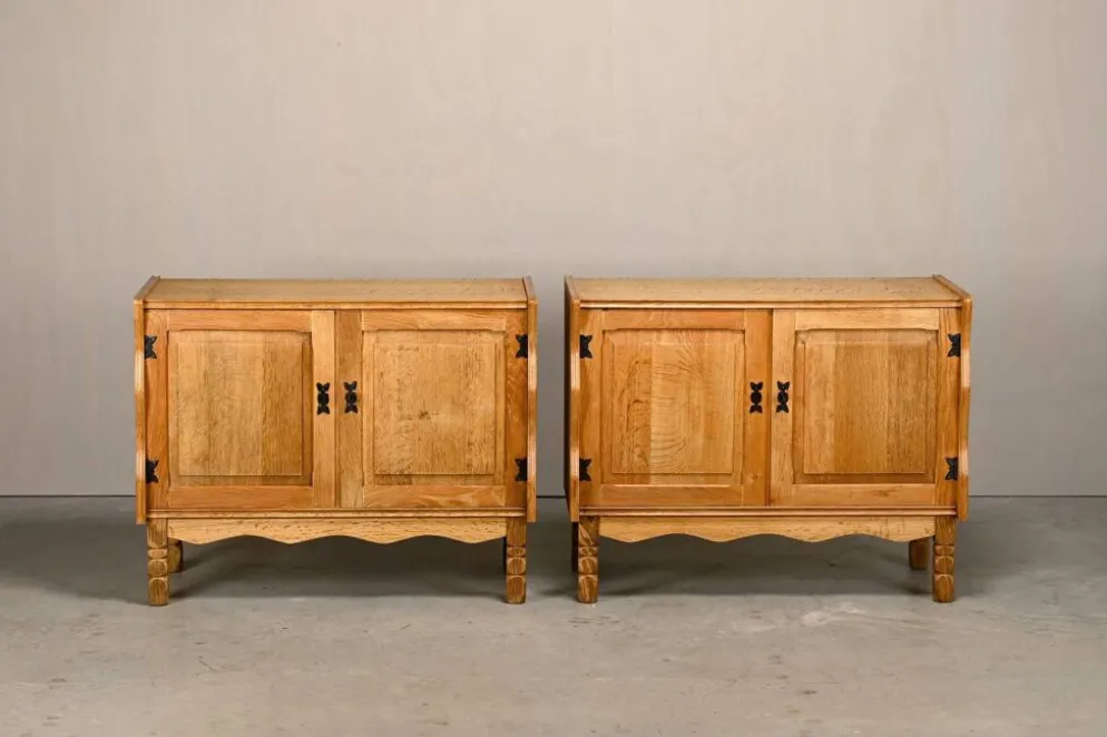 Meubles de chevet ou buffets en chêne de style danois des années 50 par Henning Kjærnulf