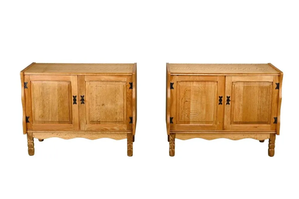 Meubles de chevet ou buffets en chêne de style danois des années 50 par Henning Kjærnulf