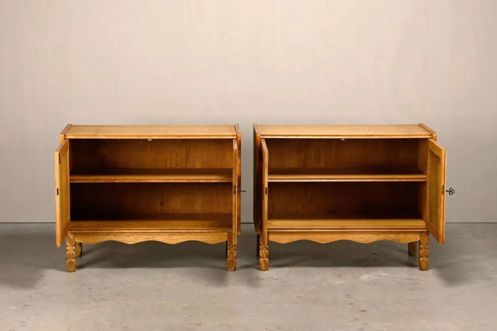 Meubles de chevet ou buffets en chêne de style danois des années 50 par Henning Kjærnulf