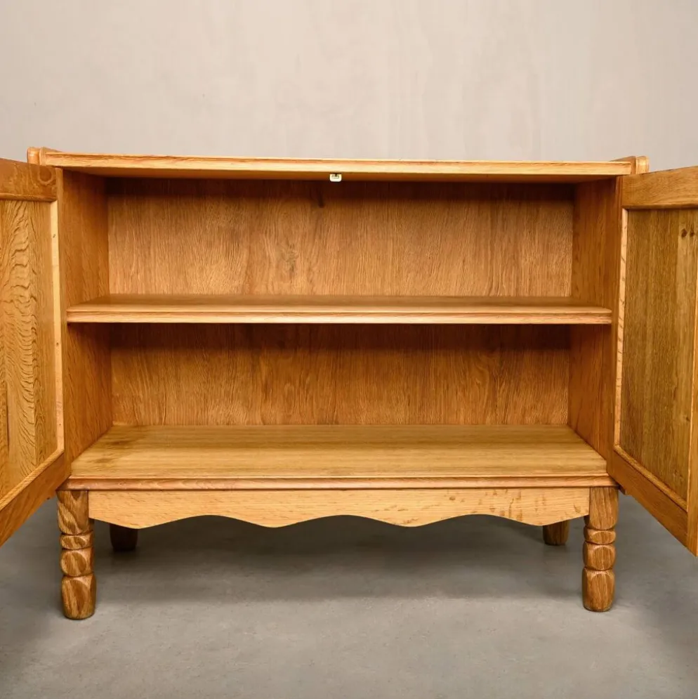Meubles de chevet ou buffets en chêne de style danois des années 50 par Henning Kjærnulf