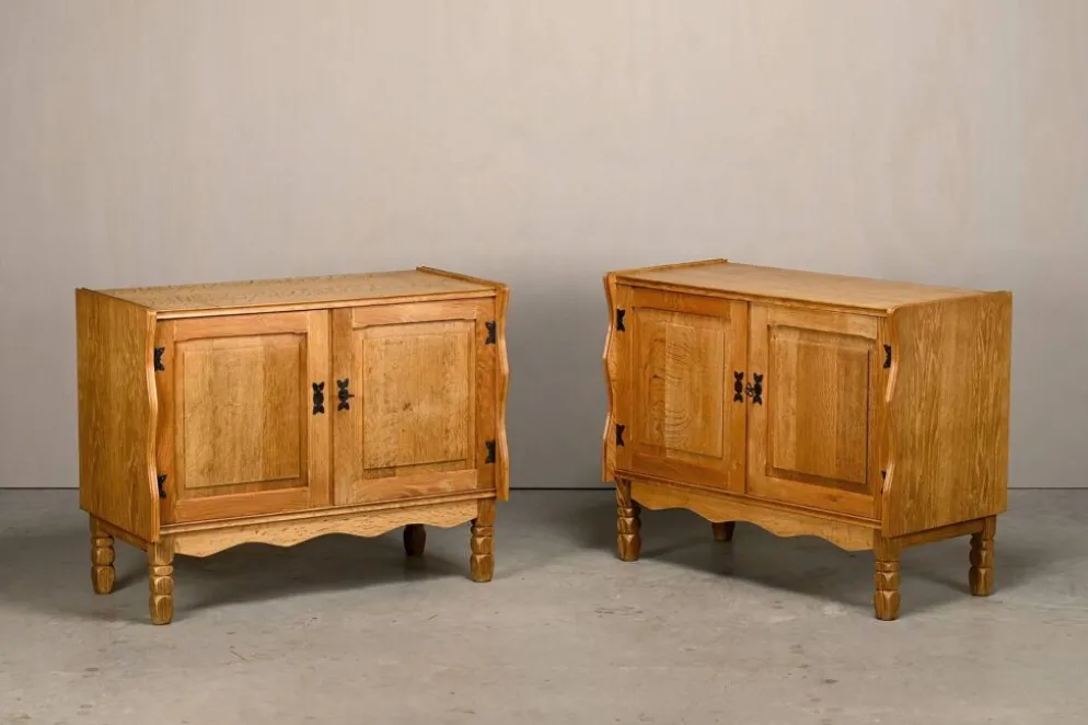Meubles de chevet ou buffets en chêne de style danois des années 50 par Henning Kjærnulf