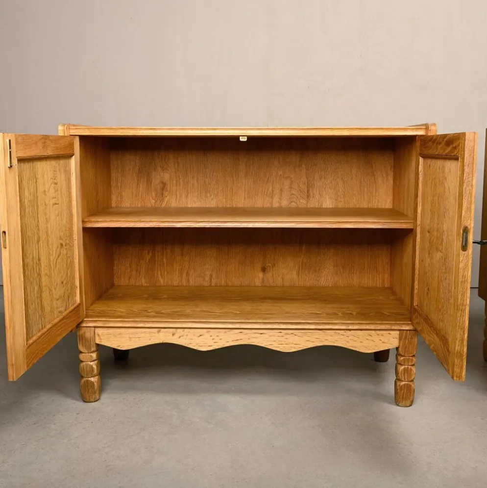 Meubles de chevet ou buffets en chêne de style danois des années 50 par Henning Kjærnulf