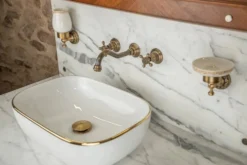 Meuble sous vasque ancien de 1928 en bois et marbre avec miroir éclairant