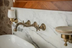 Meuble sous vasque ancien de 1928 en bois et marbre avec miroir éclairant