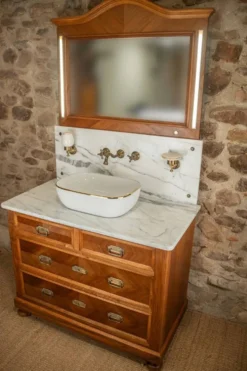 Meuble sous vasque ancien de 1928 en bois et marbre avec miroir éclairant