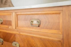Meuble sous vasque ancien de 1928 en bois et marbre avec miroir éclairant