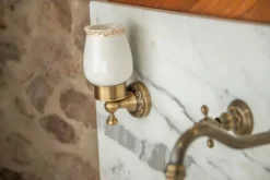 Meuble sous vasque ancien de 1928 en bois et marbre avec miroir éclairant