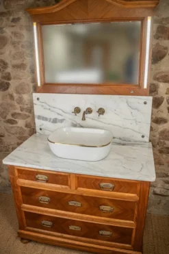 Meuble sous vasque ancien de 1928 en bois et marbre avec miroir éclairant