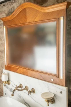 Meuble sous vasque ancien de 1928 en bois et marbre avec miroir éclairant