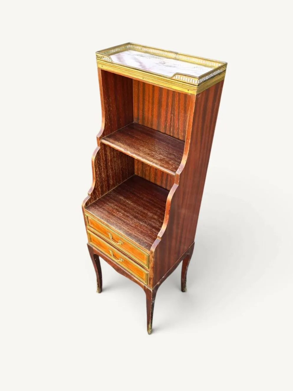 Meuble étagère de style Louis XVI en acajou et laiton