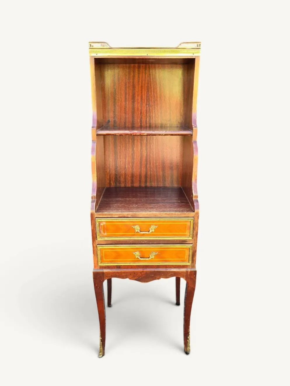 Meuble étagère de style Louis XVI en acajou et laiton