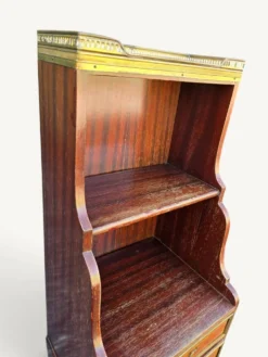 Meuble étagère de style Louis XVI en acajou et laiton