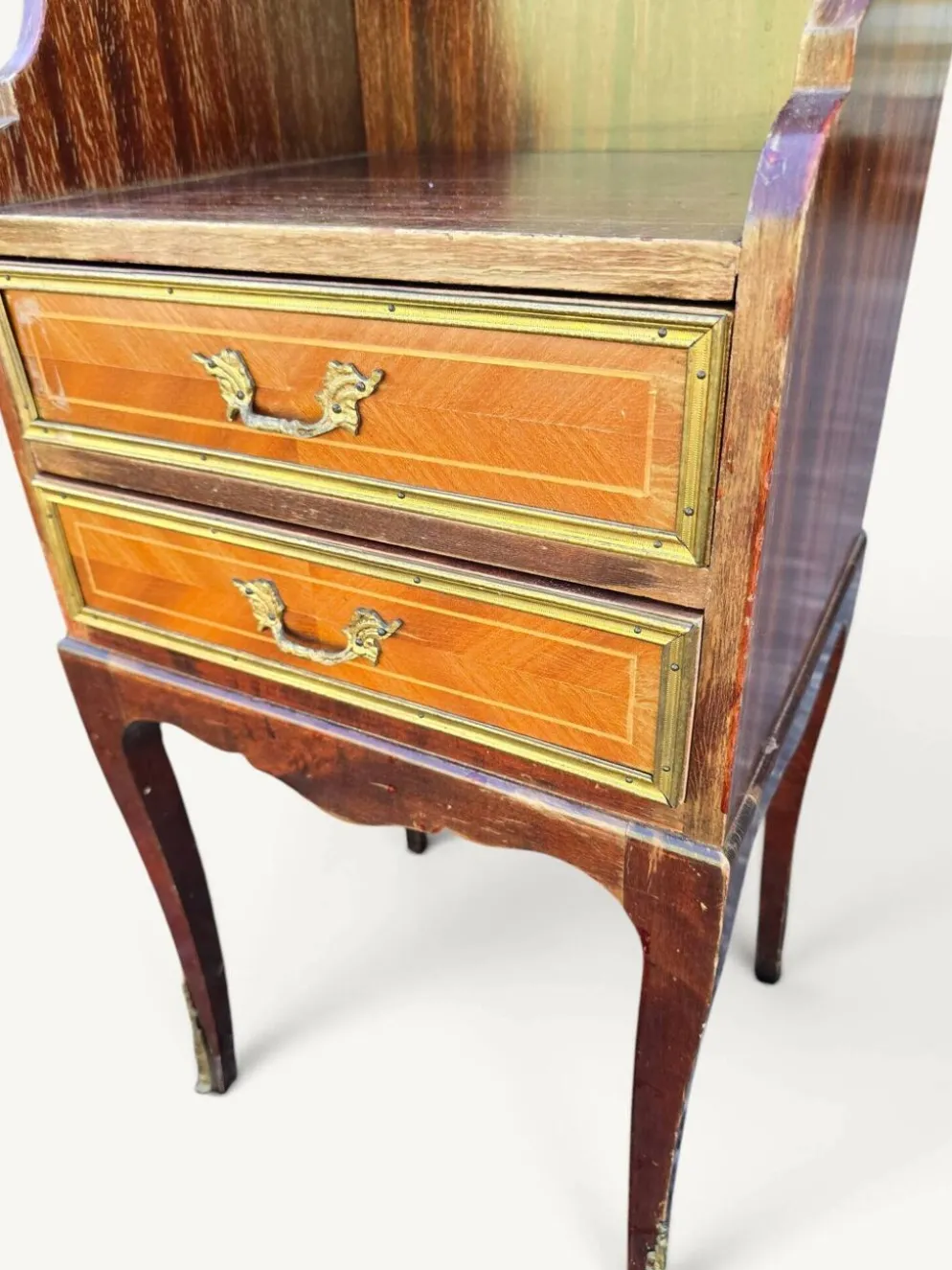 Meuble étagère de style Louis XVI en acajou et laiton