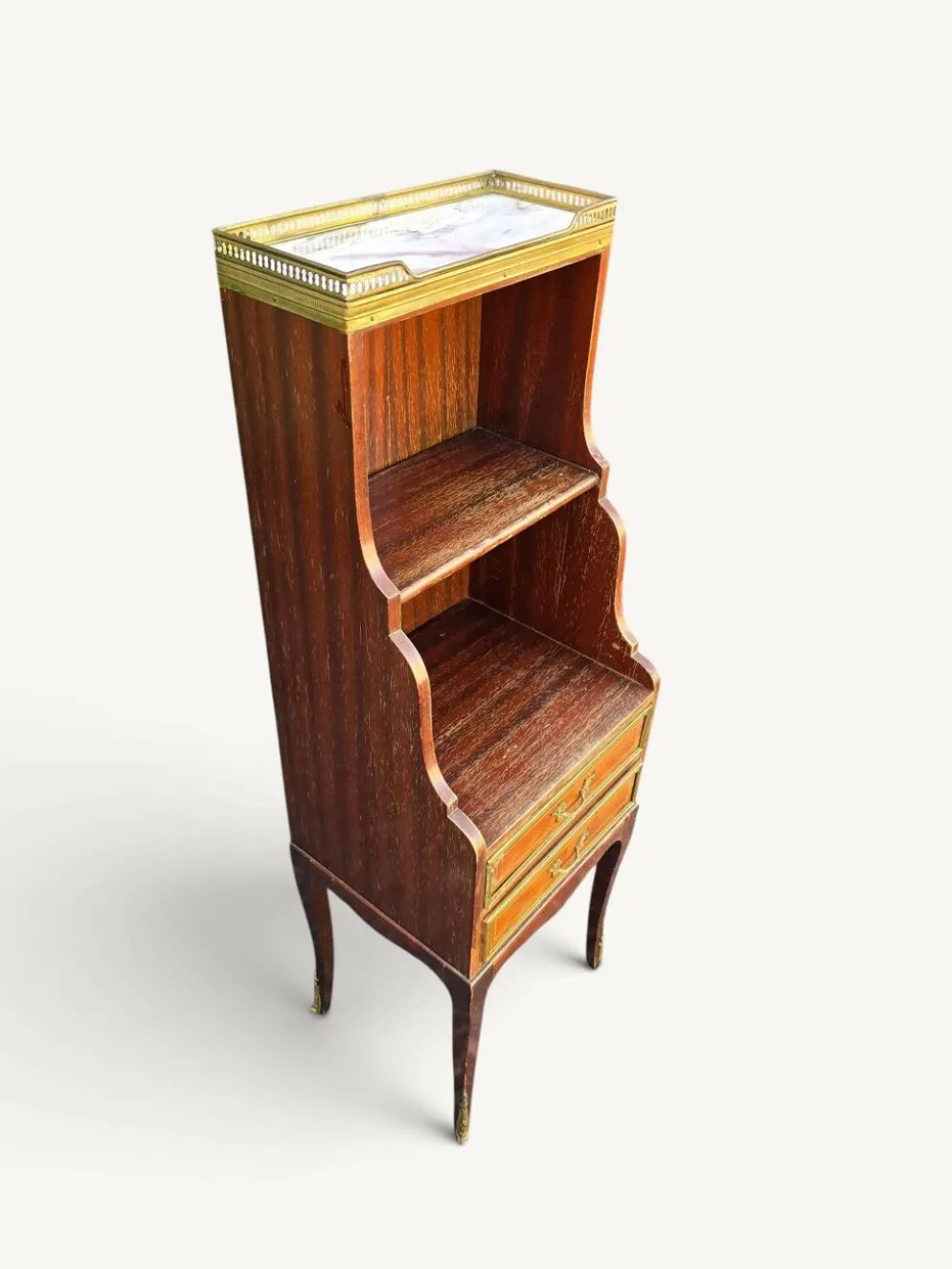 Meuble étagère de style Louis XVI en acajou et laiton