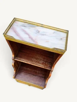Meuble étagère de style Louis XVI en acajou et laiton