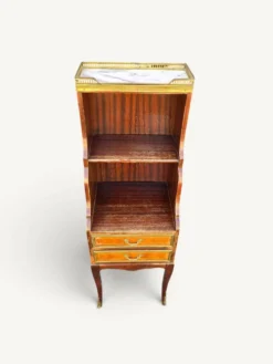 Meuble étagère de style Louis XVI en acajou et laiton