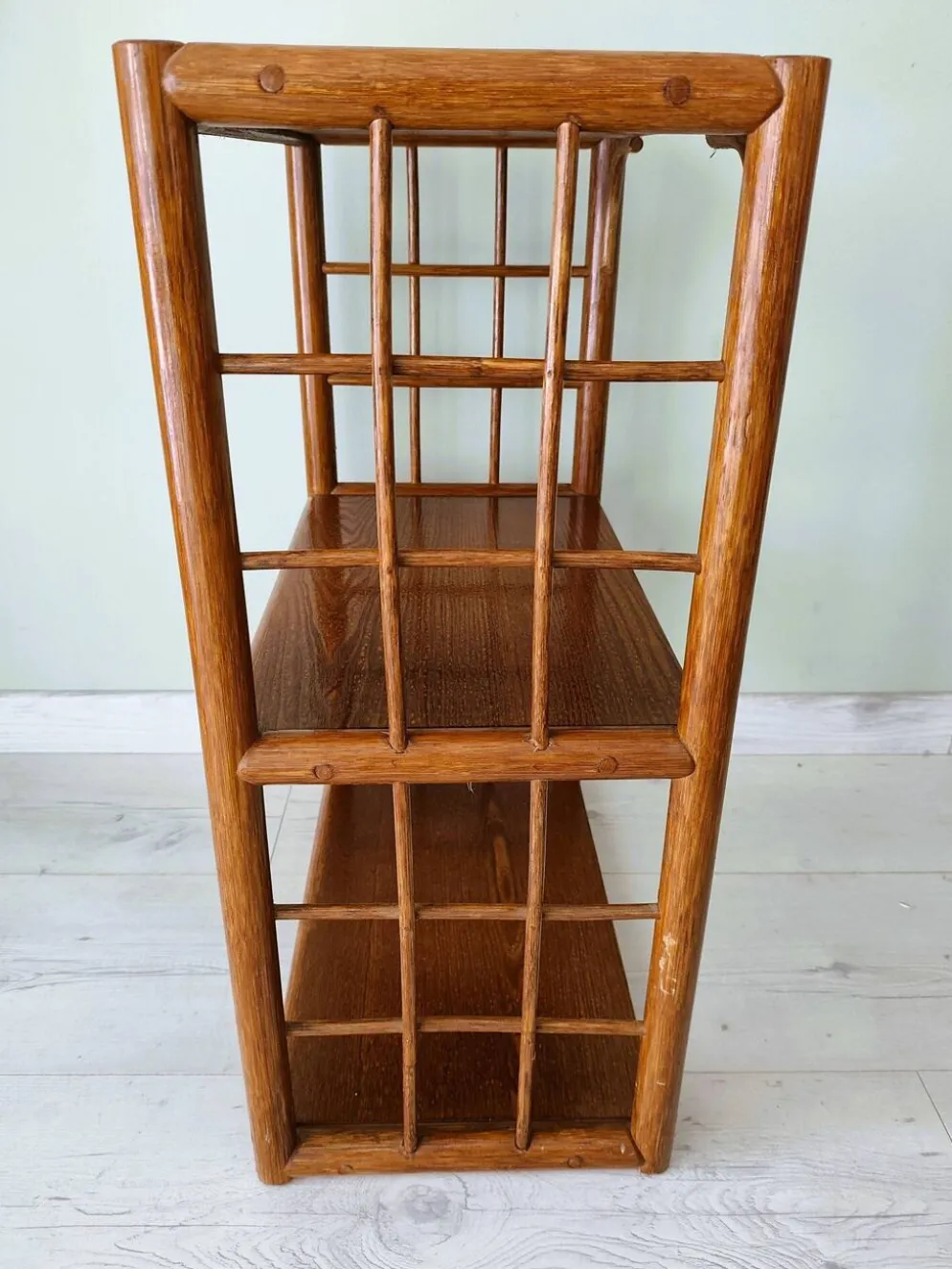 Meuble étagère en rotin et bois