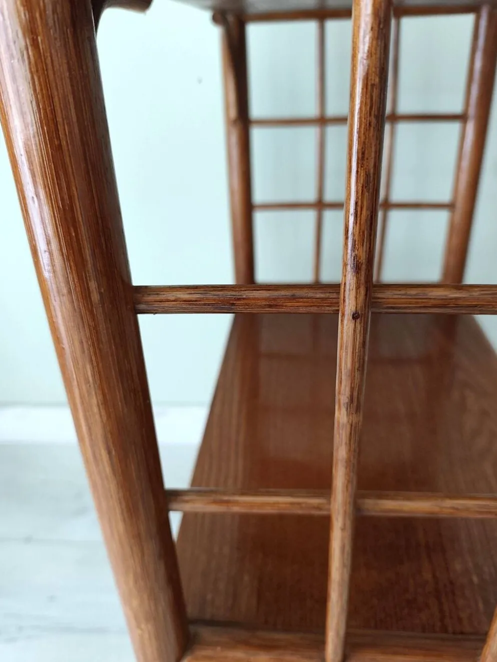 Meuble étagère en rotin et bois