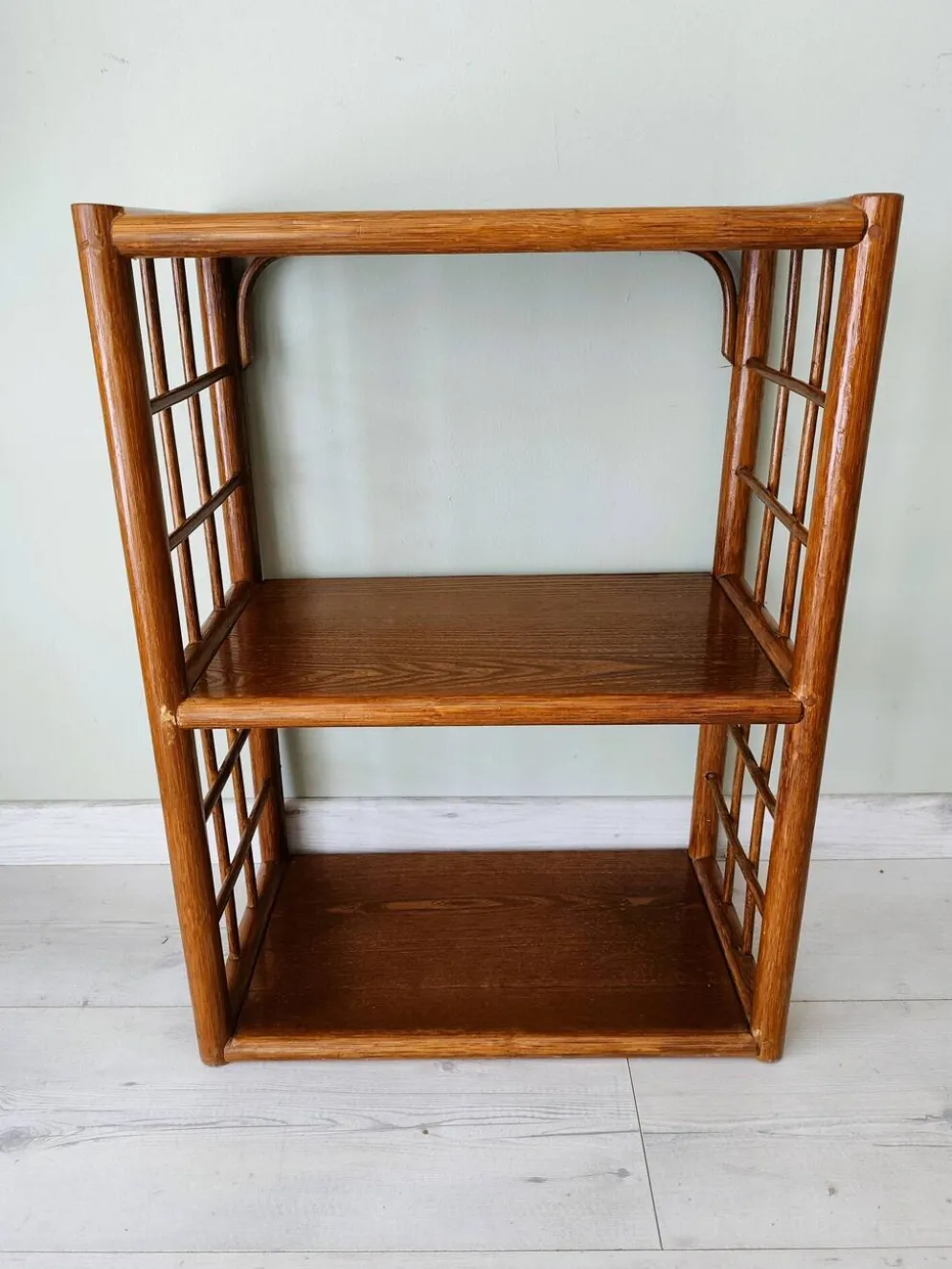 Meuble étagère en rotin et bois