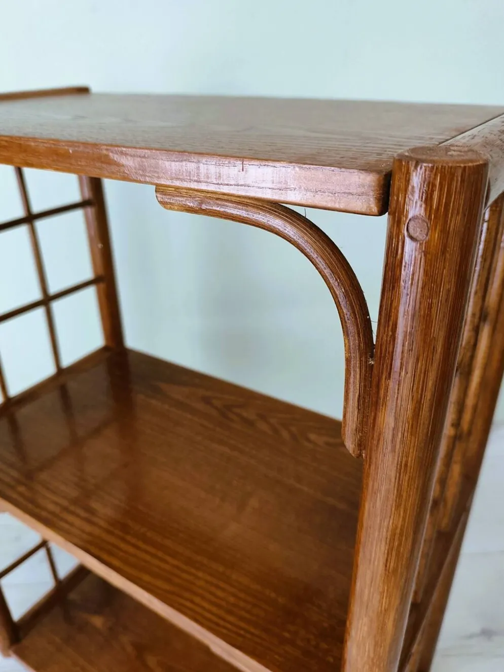 Meuble étagère en rotin et bois