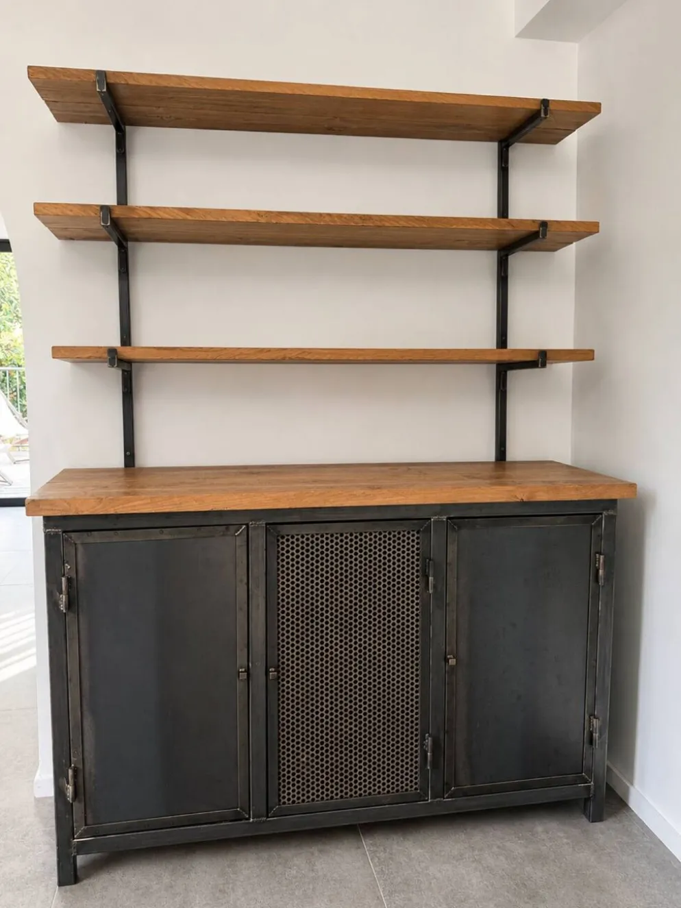 Meuble étagères et placards en métal et bois