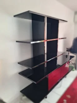Meuble étagères laqué noir et bordeaux