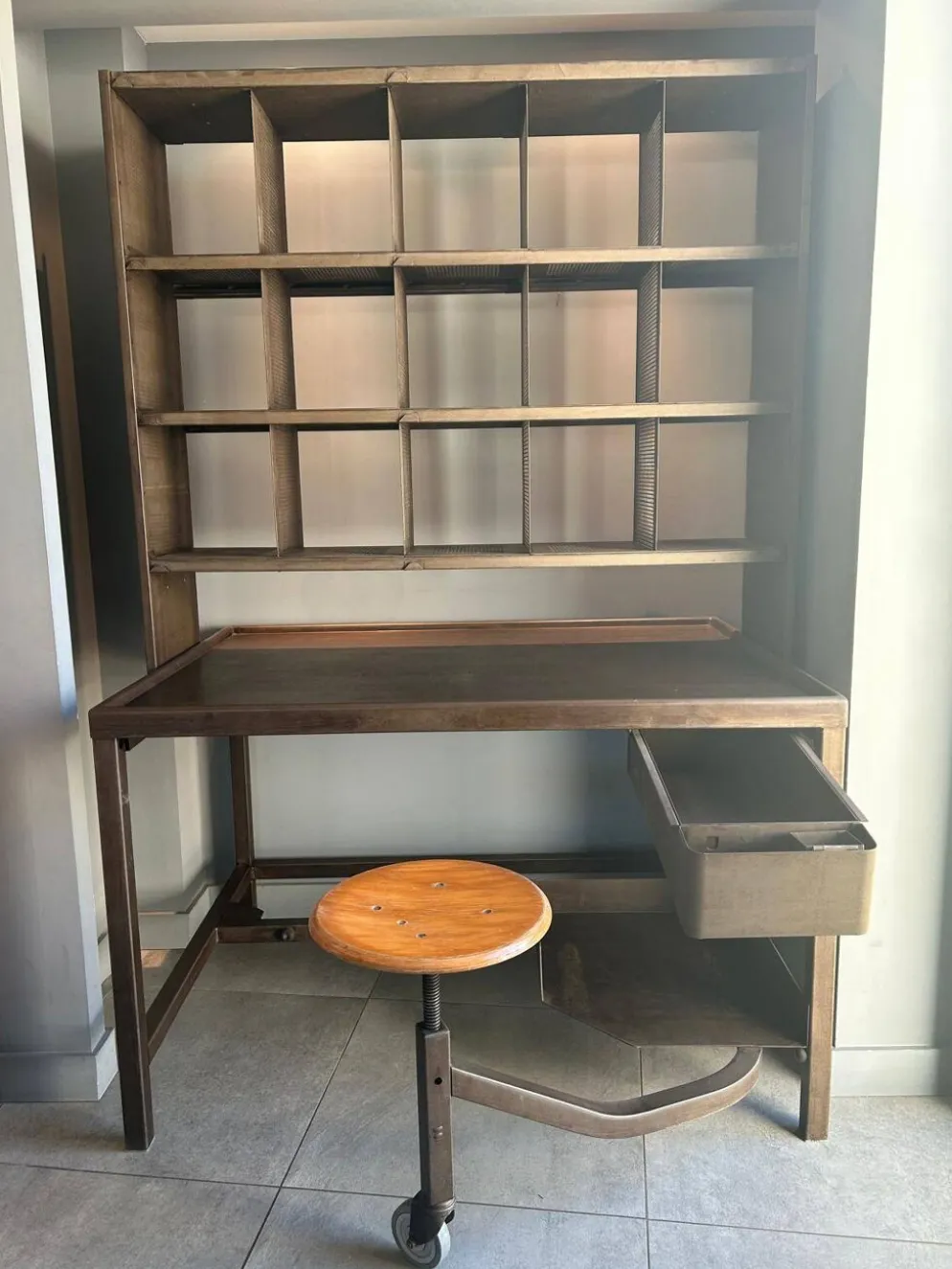 Meuble tri postal avec tabouret