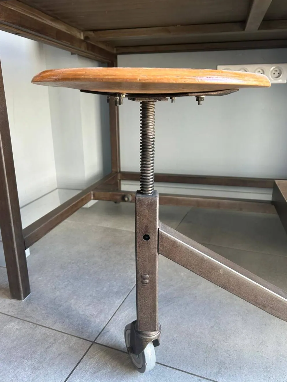 Meuble tri postal avec tabouret