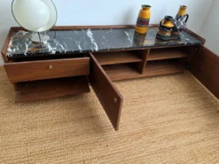 Meuble TV AMPM Noham, enfilade noyer et marbre ambré