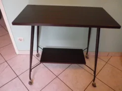 Meuble TV formica, 2 plateaux, sur roulettes atypiques incurvées - Années 60