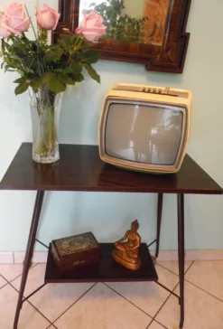 Meuble TV formica, 2 plateaux, sur roulettes atypiques incurvées - Années 60