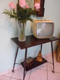 Meuble TV formica, 2 plateaux, sur roulettes atypiques incurvées - Années 60