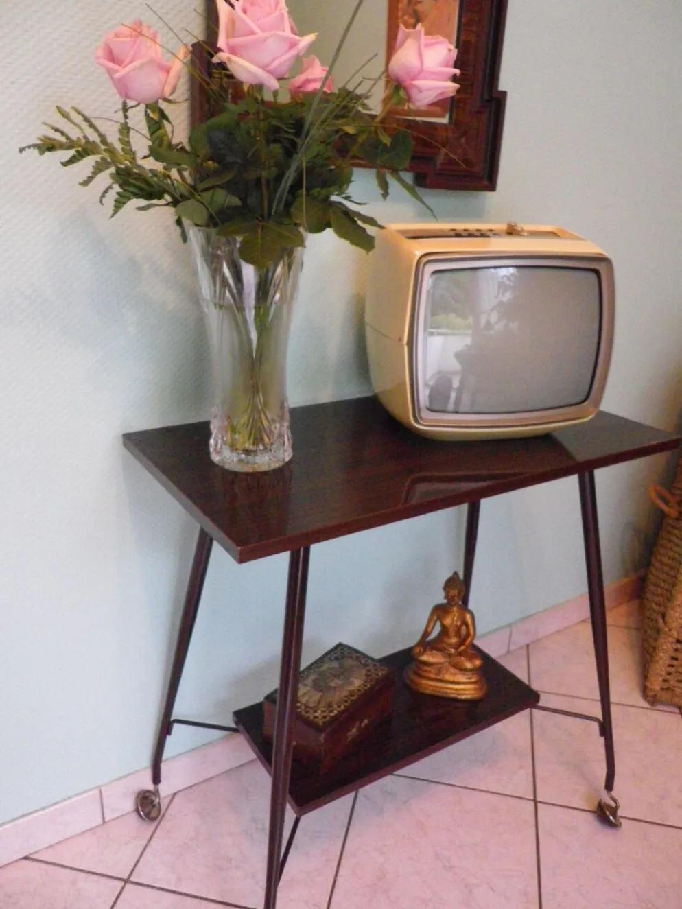Meuble TV formica, 2 plateaux, sur roulettes atypiques incurvées - Années 60