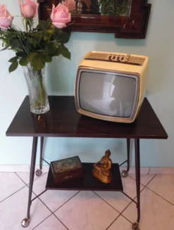 Meuble TV formica, 2 plateaux, sur roulettes atypiques incurvées - Années 60