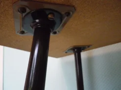 Meuble TV formica, 2 plateaux, sur roulettes atypiques incurvées - Années 60