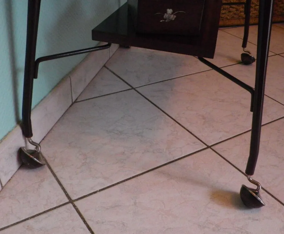 Meuble TV formica, 2 plateaux, sur roulettes atypiques incurvées - Années 60