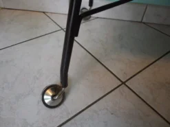 Meuble TV formica, 2 plateaux, sur roulettes atypiques incurvées - Années 60