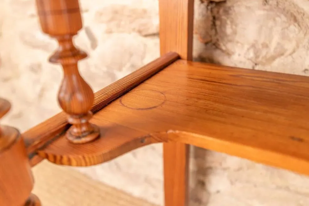 Meuble vasque ancien en pitchpin massif et plateau en marbre blanc