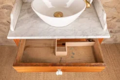 Meuble vasque ancien en pitchpin massif et plateau en marbre blanc
